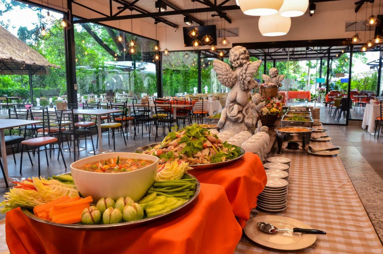 At Ruam Chok Hotel Chiang Mai Exterior foto